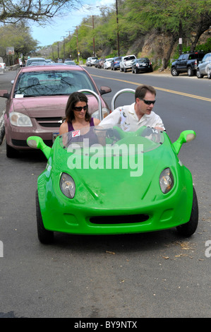 Paar in Mini Mietwagen besuchen Honolulu Hawaii Oahu Pazifischen Ozean Stockfoto