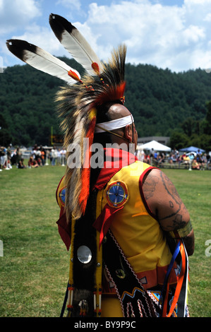 Ein tätowierten Pow Wow Tänzerin tragen zwei Adlerfedern steht am Rande des Tanz-Ring in Cherokee, North Carolina Stockfoto