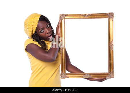 junge afrikanische Frau hält einen Bilderrahmen mit einem lustigen Ausdruck (isoliert auf weiss) Stockfoto