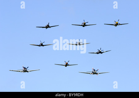 FW 190, Supermarine Spitfire, P - 51D Mustangs und a-1 Skyraiders führenden Balbo Bildung Durchflug im Duxford Flying Legends Stockfoto