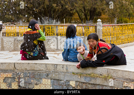 Nomadische tibetischen Pilger Familie im Norbulingka oder Juwel Park, Tagten Migyur Podrang, Lhasa, Tibet, China. JMH4705 Stockfoto