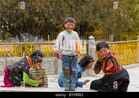 Nomadische tibetischen Pilger Familie im Norbulingka oder Juwel Park, Tagten Migyur Podrang, Lhasa, Tibet, China. JMH4706 Stockfoto