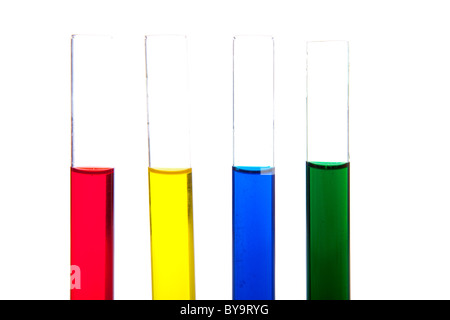 Labolatory Glas mit bunten Flüssigkeiten isoliert auf weiss Stockfoto