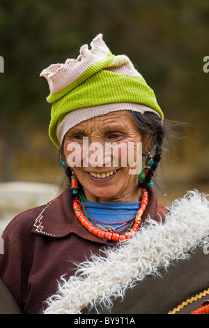 Tibetische alte Frau Pilger im Norbulingka oder Juwel Park, Tagten Migyur Podrang, Lhasa, Tibet, China. JMH4710 Stockfoto