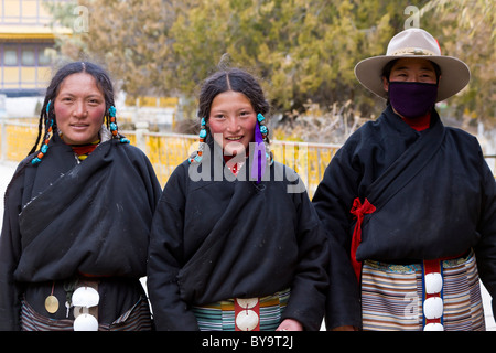 Tibetische Pilger Familie im Norbulingka oder Juwel Park, Tagten Migyur Podrang, Lhasa, Tibet, China. JMH4712 Stockfoto