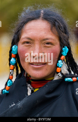 Tibetische Frau Pilger im Norbulingka oder Juwel Park, Tagten Migyur Podrang, Lhasa, Tibet, China. JMH4713 Stockfoto