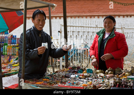 Souvenir-Stall-Verkäufer bei Norbulingka oder Juwel Park, Tagten Migyur Podrang, Lhasa, Tibet, China. JMH4716 Stockfoto