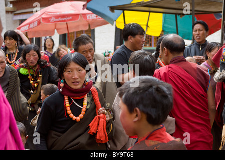 Tibetische Nomaden Pilger im Norbulingka oder Juwel Park, Tagten Migyur Podrang, Lhasa, Tibet, China. JMH4717 Stockfoto