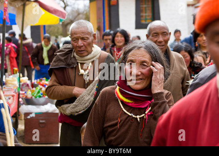 Tibetische Nomaden Pilger im Norbulingka oder Juwel Park, Tagten Migyur Podrang, Lhasa, Tibet, China. JMH4718 Stockfoto