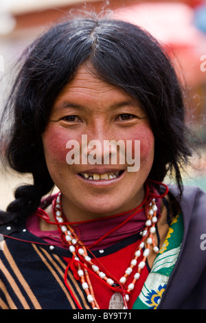 Tibetische Frau Pilger im Norbulingka oder Juwel Park, Tagten Migyur Podrang, Lhasa, Tibet, China. JMH4719 Stockfoto