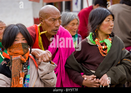 Tibetische Nomaden Pilger im Norbulingka oder Juwel Park, Tagten Migyur Podrang, Lhasa, Tibet, China. JMH4720 Stockfoto