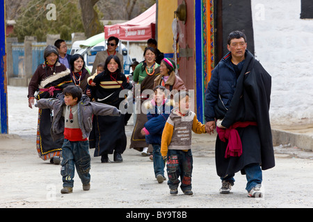 Tibetische Nomaden Pilger im Norbulingka oder Juwel Park, Tagten Migyur Podrang, Lhasa, Tibet, China. JMH4721 Stockfoto