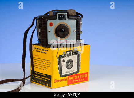 Ein Vintage Kodak Brownie Holiday Flash 127 Filmkamera mit Box. Stockfoto