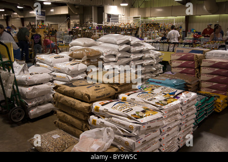 Berge von Vogel und Nahrung für Haustiere zum Verkauf an einen Vogel-Expo. Stockfoto