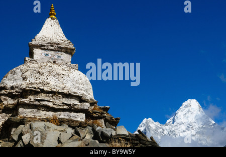 Tibetische Chorten und die mächtigen Gipfel der Ama Dablam in der Everest Region Nepals Stockfoto