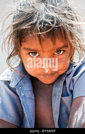 Schüchtern glückliche junge Armen untere Kaste indischen Straße Mädchen lächelnd. Andhra Pradesh, Indien Stockfoto