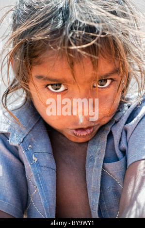 Schüchtern glückliche junge Armen untere Kaste indischen Straße Mädchen lächelnd. Andhra Pradesh, Indien Stockfoto