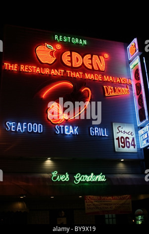 Ein helles Neon-Schild markiert die Position des Eden Restaurants in Georgetown, Penang, Malaysia. Stockfoto