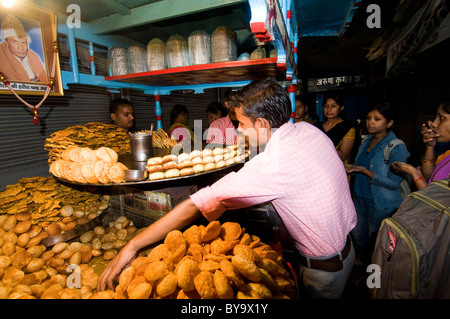 Ein Dahi / Panu Puri stall in der alten Stadt Lucknow. Stockfoto