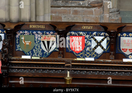 Sitze der ehrenamtlichen Kanonen in den Chor der Kathedrale von Lichfield, Staffordshire, England, UK Stockfoto