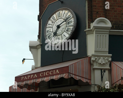 London England große Uhr mit römischen Ziffern über italienische Restaurant Pappa Ciccia Stockfoto