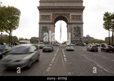 Hohen Verkehrsaufkommens um Arc de Triomphe Paris Stockfoto