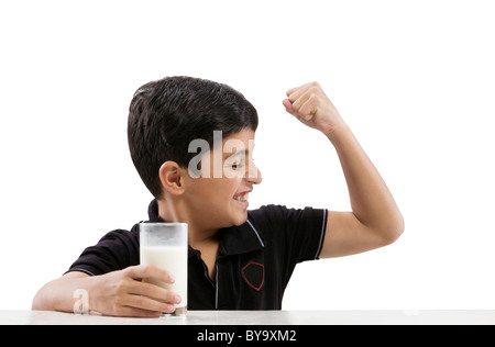 Kleiner Junge seinen Arm beugen Stockfoto