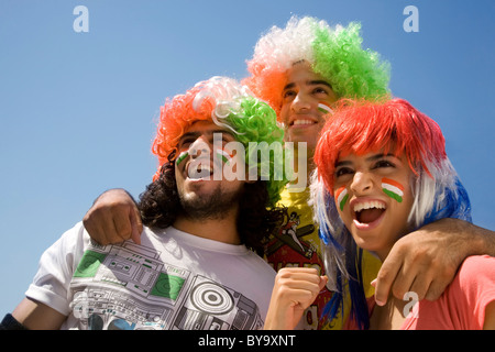 Jugendliche mit Perücken jubeln Stockfoto