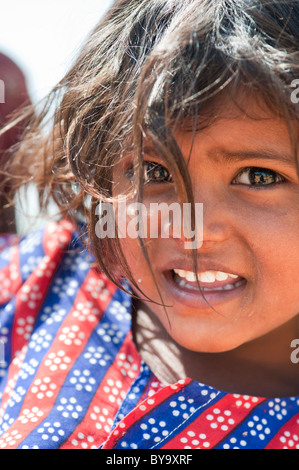 Glücklich Arm niedriger Kaste indischen Straße Mädchen lächelnd Stockfoto