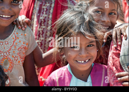 Glückliche junge Armen untere Kaste indischen Straße Mädchen lächelnd. Andhra Pradesh, Indien Stockfoto