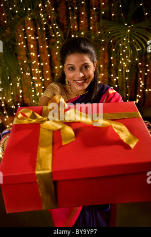 Porträt einer Frau mit einem Geschenk Stockfoto