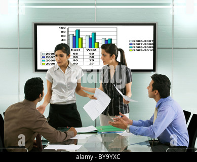 Geschäftsleute in einer Besprechung Stockfoto