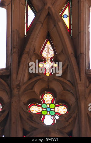 Detail der Ruinen der alten Kathedrale von Coventry mit verbleibenden Glasfenster hautnah. West Midlands, England. Stockfoto