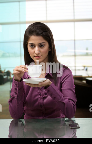 Frau mit einer Tasse Kaffee Stockfoto