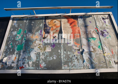 Leere ClearChannel Plakatwand mit Coca Cola Vater Weihnachten Bild warten auf ein neues Poster in Newport South Wales UK Stockfoto