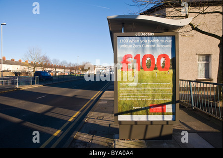 JCDecaux Reklametafel für SANTANDER am Bushäuschen in Newport South Wales UK Stockfoto