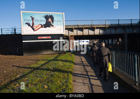 PRIMESIGHT Plakat für St Davids Einkaufszentrum Cardiff neben Fuß- und Eisenbahn-Brücke in Newport South Wales UK Stockfoto