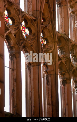 Die Ruinen der alten Kathedrale von Coventry mit verbleibenden Glasfenster. West Midlands, England. Stockfoto