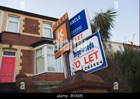 Mehrere zu lassen Anzeichen vor Haus in Newport South Wales UK Stockfoto