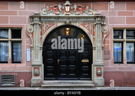 Eingangsportal mit den Baseler Hof Wappen, Bj. 1494-1496, Baseler Straße Straße 40, Freiburg Im Breisgau Stockfoto