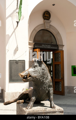 Deutsche Jagd- und Fischereimuseum in der ehemaligen Augustiner Kirche, sitzen Tusker an der Eingang Keiler, München, Oberbayern Stockfoto