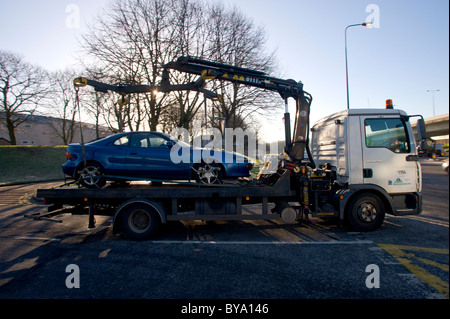 DVLA Schließeinheit entfernen Autos auf Tieflader aus einem Wohngebiet von Newport South Wales UK Stockfoto