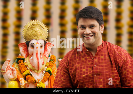 Porträt eines Mannes mit einem Ganesh idol Stockfoto