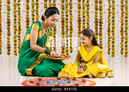 Frau ein Rangoli Diyas Inverkehrbringen Stockfoto