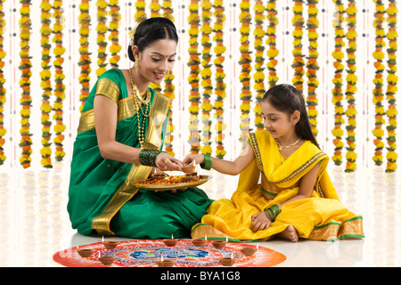 Mutter und Tochter ein Rangoli Diyas Inverkehrbringen Stockfoto