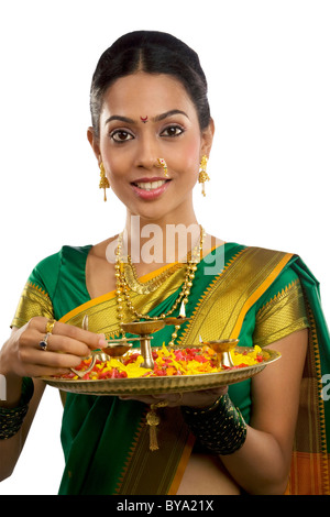 Porträt einer Frau mit einem Tablett mit diyas Stockfoto