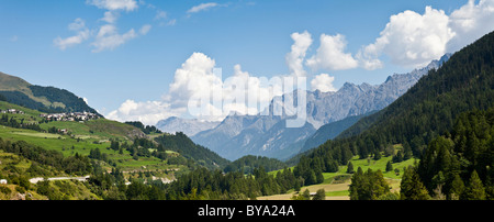 Bergpanorama mit Blick in das Inntal zwischen Susch und Lavin Unterengadin, Graubünden, Schweiz, Europa Stockfoto