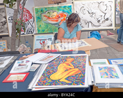 Ein lokaler Künstler malen und verkaufen ihre Bilder auf dem Wochenmarkt in Teguise Lanzarote Stockfoto