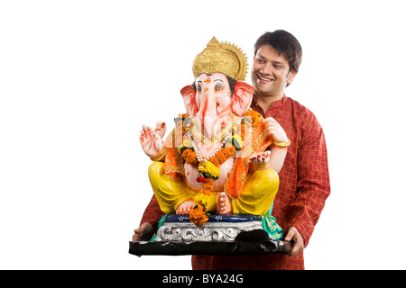 Mann trägt eine Ganesh idol Stockfoto