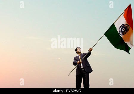 Unternehmer, die die indische Flagge Stockfoto